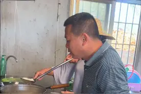 广东人吃饭都少不了靓汤。今天用铁棍山药煲一道山药排骨汤，山药粉糯，烫水鲜甜，简简单单又一餐。#我的乡村生活 #乡村田园生活视频封面
