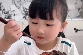 从今天开始纠正拿筷子姿势 不知道多久能学会#宝宝吃饭 #自主进食 #萌宝小吃货视频封面