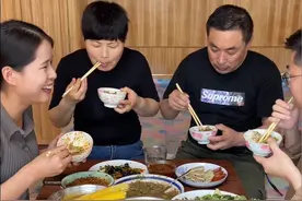 一顿茄酱三碗米饭，果盘粗茶淡饭最养人。#东北农村生活 #东北农村美食记录生活 #茄酱 #蘸酱菜 #带大家了解东北日常生活