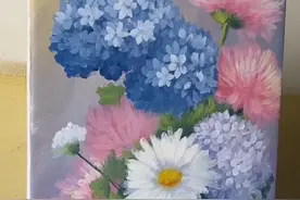 治愈系丙烯画教程，清新绣球花家居装饰画，花卉基础绘画过程分享 #创作者中心 #创作灵感 #绘画创作灵感 #丙烯画教程 #装饰画@抖音创作小助手 @抖音创作灵感 @抖音短视频   蓝色绣球与粉色菊花交织，宛如梦幻； 白色雏菊散落其间，增添一抹清新。 每一笔都蕴含着对生活的热爱，色彩斑斓，尽显艺术之美。 快来感受这份由心而发的治愈力量吧！🎨✨