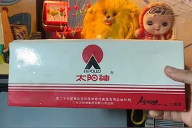 1994年的原版太阳神口服液 还记得当年的电视广告，典广告内容：一群肌肉壮硕的汉子在山顶上抡着巨大的锤子使劲敲打着木桩，还有一群汉子用绳索拉起一组巨大的石头图腾，组成一个人字形的巨大石像背景，伴随着浑厚的男声唱响“当太阳升起的时候，我们的爱天长地久”。也不知道是卖什么的！你记起来了吗？那年你多大了？#童年回忆 #怀旧 #8090后 #满满的回忆 #回忆杀视频封面