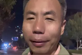 申聪回家那年，我也“回家”了。当时的小老二已经在读初二，马上面临中考，那时候我才猛然间意识到，申聪的两个弟弟，都快要长大成人了，日子在我奔波的这些年里悄悄溜走。现在回想起来，早些年回老家，老二老三对我很陌生，甚至藏在桌子底下不敢见我，觉得家里来了“陌生人”，痛心啊，父爱的缺失，孩子也过早懂事……#父亲 #家庭 #天下无拐 #儿子 #申军良 @疯狂小老弟视频封面