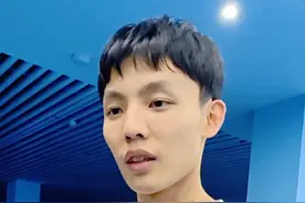 徐杰感恩球迷热情支持 透露宏远党支部书记是任骏飞 一路看着#徐杰 成长 知道他非常勤奋努力 也懂得感恩 难怪那么多人喜欢 2020年采访时#杜锋 指导说他和#胡明轩 要求上进都写了入党申请书 现在也已经是党员了 原来#广东宏远 党支部书记是#任骏飞视频封面