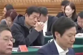 你知道吗？民企座谈会上坐在雷军侧后方的陌生面孔到底有多牛吗？ 他叫董清飞，材料学博士，是国内稀土永磁材料领域的权威专家。他作为山西省的唯一代表参加民营企业座谈会，国内知名的电动自行车品牌，90%以上的轮毂电机磁钢，都是由他创办的企业供应的。#民营企业座谈会 #董清飞 #中磁科技视频封面