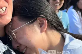 高考结束考生走出考场直接泪崩！“终于过来了，我的高中结束了”，这是他们滚烫青春里最沸腾的一页！#直击各地高考最后一天视频封面