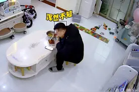 爸爸：喂，我就吃个饭的功夫孩子被偷了#萌娃 #搞笑 #爸爸带娃 #人类幼崽迷惑行为大赏 #坑爹的娃视频封面