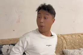 人在屋檐下，不得不低头啊！#四川方言 #看一遍笑一遍视频封面