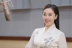 《谁不说俺家乡好》是一首深情赞歌，以浓郁的民族风格，抒发了人们对家乡的热爱与解放军的敬仰。歌词细腻刻画家乡美景，流露出对家乡的由衷自豪，同时赞颂劳动人民的幸福生活及军民鱼水情。 #周旋##经典歌曲##黑马计划#视频封面