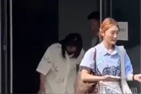 李雪琴被目击上班行动困难，频繁扶腰走路。李雪琴回应：腰伤老毛病了，一犯就走不了路，坐也疼站也疼，现在我已经在治疗了，感谢大家的关心。