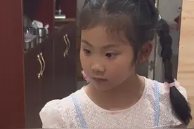 小翻译官认真的样子更可爱、帮爸爸解决好多问题 #一本正经的翻译官 #女儿给聋哑爸爸当翻译 #小女孩视频封面