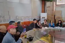所谓同学聚会，即是把无话可说的人以一个正当的理由聚在一起视频封面