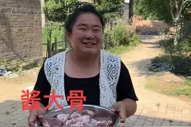 超市特价的大骨，其实大骨比小排好吃我感觉，软烂入味，孩子回家安排一下，@抖音短视频 #父母是孩子最好的老师 #酱大骨家常做法 #原来家还可以这样视频封面