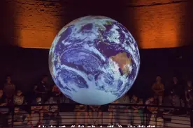 经典轻音乐 《Earth Song （地球之歌）》完整版，由Martin Ermen(马丁·埃尔曼）演奏，婉转凄凉，涤洗灵魂，抚慰心灵……#欧美音乐  #地球之歌 #英文歌 #用音乐治愈心灵 #保护地球保护环境 1970年4月22日，为了唤起人类爱护地球、保护家园的意识，“盖洛德•尼尔森”和“丹尼斯•海斯”在美国发起了一场环境保护活动。可能他们不会想到，这场本只属于社区性质的活动后来会成为全世界最大的民间组织活动。他们也不会想到，4月22日，会成为一个全球性的重要日子。 2009年第63届联合国大会决议将每年的4月22日定为"世界地球日"。 每一年的“世界地球日“宣传主题都各有不同，比如今年全球主题是“众生的地球”，中国的活动主题是“珍爱地球，人与自然和谐共生”……我们都是地球的孩子，保护地球，人人有责。视频封面