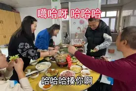 东北农村3家聚会吃火锅，8口人差点吵起来！猜猜因为啥视频封面