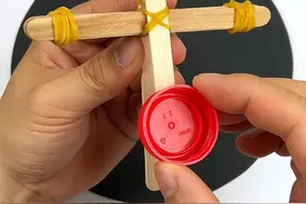 吃完雪糕的木棍不要丢，一起来用皮筋做个投石器吧！孩子玩的不亦乐乎！#亲子手工 #废物利用 #幼儿园手工 #创意手工视频封面