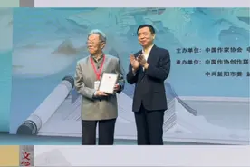 张宏森为王蒙颁发入会纪念证书，王蒙加入中国作协15964天！#大有学问 #益阳文学周 #文学之乡湖南益阳视频封面