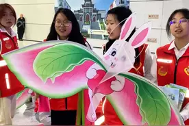 志愿者小姐姐高铁站出口送风筝，五一假期来感受不一Young的潍坊吧 #潍坊 #不一young的潍坊 #潍坊文旅局长到淄博邀客视频封面
