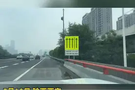 信号灯熄灭 红叉均不能驶入  西安绕城高速应急车道借道通行有要求视频封面