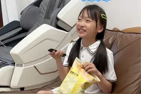 揭秘双胞胎放学后都在干什么❓双胞胎姐妹的性格也太不一样了 姐姐文静懂事 妹妹调皮爱玩小馋猫 真的是一对活宝#姐妹日常 #双胞胎宝宝成长记视频封面