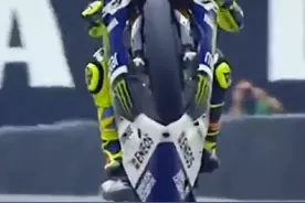 回顾 MotoGP 天花板级别【翘头】小飞侠！ MotoGP 少了小飞侠总感觉少了一点灵魂！你们是否有这种感觉？#motogp #罗西 #翘头 #雅马哈r1 #motogp疯摩全球视频封面