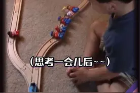 好家伙，一直困扰大家的电车难题竟然被一个两岁小男孩轻松解开了！#娱乐搞笑#电车难题视频封面