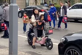 年轻妈妈骑电瓶车接送孩子放学超载被拦下，两句话说出生活无奈我买不起车有错?我俩孩子同一个学校，难道要我两次接送吗?视频封面