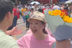 6月9日，长沙市一中考点门口偶遇仇晓接儿子下考。网友：女神的儿子都高考了#2023年高考视频封面