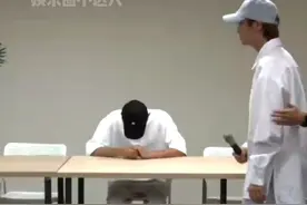 #炎亚纶 现身记者发布会，鞠躬向#邱耀乐 道歉#娱乐评论大赏视频封面