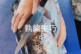 #抖音美食推荐官 #三文鱼 #杀鱼解压 #抖音美食 #解压 好久没剃鳞了，三文鱼分割手法，分享个人实战经验技巧，作品每天更新，喜欢的老铁双击关注。视频封面