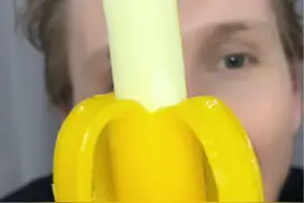 中国朋友童年回忆！网红剥皮香蕉！好好玩！是你的回忆吗？#童年记忆小零食 #外国人 #网红雪糕 #雀巢笨NANA视频封面