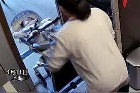 在家推婴儿车过门槛，车篮突然后翻宝宝摔地。当事人：推车质量问题 零件变形导致视频封面