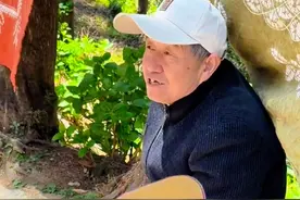 大理摆摊大爷声似蜡笔小新，卖货全靠搞笑输出！！情绪价值拉满！！#搞笑大爷 #大爷永远是大爷 #总要去一次大理吧 #情绪价值 #旅行推荐官 @DOU+小助手视频封面