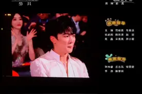 周深在线吃瓜发现镜头拍到自己，表演一秒变脸，嘻嘻不嘻嘻#周深 #名场面视频封面