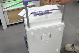 Sokok行李箱测评 纯PC的材质，空包的时候踩上去会有变形，但满载的时候表现很好，模拟暴力托运时箱体和边角无凹陷变形，轮子静音也不错，双层防爆拉链，颜值也高，179的价格适合学生党，测到的同价位行李箱中，它算很好的👍🏻，挂个车吧#行李箱 #测评