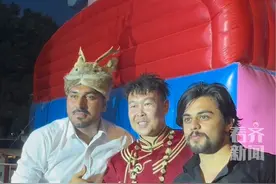 7月16日齐齐哈尔#两名外国人“争戴”鄂伦春族的帽子！网友：“民族的就是世界的”视频封面
