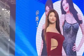 跑了几千公里终于拍到了出场费几十W的车模 小乌苏 #车展现场 演出现场 节目效果 仅供娱乐 #完美身材 #人气爆棚 #小乌苏 #这谁顶得住啊视频封面