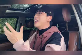 我痛饮生活这杯烈酒 一口苦涩在心中停留 两口心酸随往事入喉 三口笑看得失不挂心头视频封面