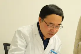 老年人疝气手术应选择哪种治疗方式 #疝气#腹股沟疝 #疝气补片视频封面