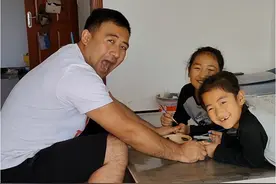 给爸爸做美甲💅🏻 #人类幼崽成长计划