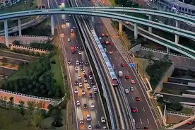 义乌·国贸大道，用它独有的方式，讲述着属于这座城市的辉煌与梦想。#浙江 #城市建设 #我的城市 #我为家乡代言 #义乌视频封面