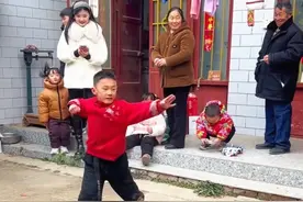 小孩哥不一样的拜年方式！在亲戚面前展示武术 全都不白来视频封面