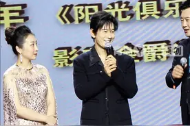 青岛一中百年校庆，黄晓明重返母校与学弟同台演出，设立“优才、优艺、优教”奖鼓励师生。（记者/钟尚蕾 拍摄/江彩雯 付钧南 剪辑/江彩雯）青岛#青岛一中#百年校庆#母校#黄晓明视频封面