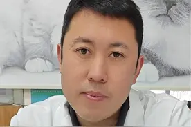 🐱猫咪拉粑粑总是粘在屁股上，究其背后原因，原来是主人头发把便便💩串成了“糖葫芦 ”😂#济南宠物医生顾叫兽 #顾叫兽 #猫咪 #宠物医院