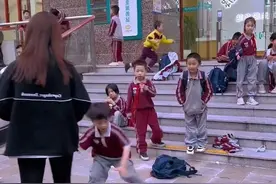 小学生斗舞，七岁小男孩这一套街舞动作太厉害了！ 这是3500学的街舞值吗？#抖音潮流舞蹈地图 #3500学的街舞 #breaking视频封面