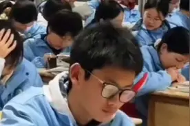 近日，江西3个学霸拒报清华北大，班主任急眼了，愤怒发消息解散微信群。#瑞昌一中 #清华北大 #强基计划 #专业和学校哪个重要视频封面