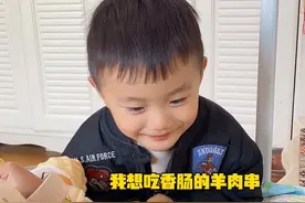 双胞胎哥哥不舒服时，看看弟弟是怎么做的？刚开始好暖心，看到最后，大哥气的河南话都出来啦🤣太好笑啦～#双胞胎 #童言童语 #超有爱 #兄弟情 #萌娃搞笑日常视频封面