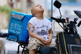 父亲带女儿跑外卖挣治疗费 女儿的抗癌的路上，他千里求医，为了女儿治疗  干尽所有累活，仅仅几平米的房子成了他和女儿的家他说：也许别人抱怨不如意的生活，正是他们遥不可及的梦，他不要求多大的成就，只要女儿能活着就好！#人间百态视频封面