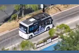 今年上海还将进一步拓展浦东新区自动驾驶测试道路场景，在金桥、浦东机场等区域提供更大范围、更多场景测试环境。（供稿：浦东新区融媒体中心）视频封面