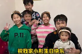 今天是小彤生日🎂趁孩子们在家提前给小彤准备个生日惊喜❤️虽然没有为你剖腹七层，但你有幸能成为我的女儿，这是姑姑的福气，半个月前就跟我许了生日愿望想要一个发卡，姑姑必须满足你😘希望你能永远像今天这样开心☺️#生活vlog日常记录 #生日快乐 #16岁哥哥带两个妹妹的日常视频封面