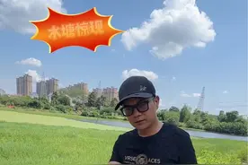 湖南一座水塘边惊现抗日阵亡副营长墓碑：王居廉少校，辽宁兴城县人，80多年前，他为抗击外敌舍命异地，几乎被历史遗忘，看到墓碑的那一刻，我莫名的心疼。希望为他找到家人，请辽宁网友助力。#辽宁 #葫芦岛市 #兴城市 #寻亲 #抗战视频封面